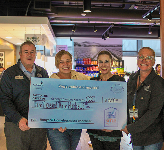 Nourriture sur des assiettes servies aux jeunes